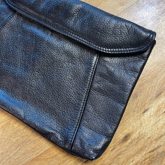 Simple Black Vintage Clutch - Picture 2 of 7